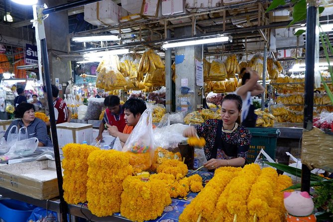 A night at the market - Entering Pak Khlong Flower Talat Original at night