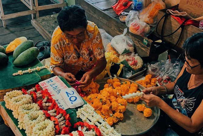 A night at the market - Thai dessert near Sao Ching Cha, with an antique-shop vibe