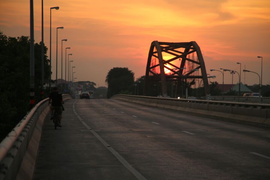 Ayutthaya: 3-Hour Sunset Ride Bike Excursion - Ferry across the Pa Sak River, then Chao Phrom Market by bike
