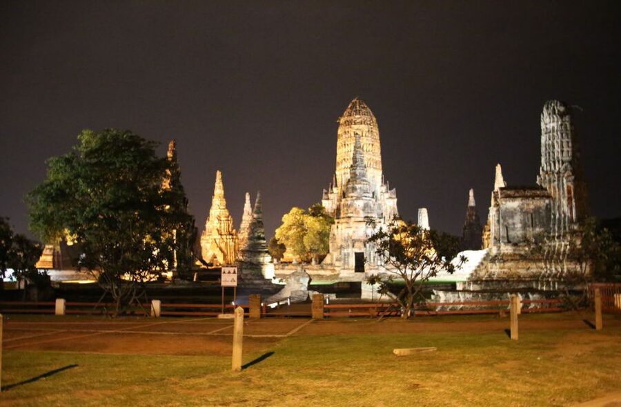 Ayutthaya: 3-Hour Sunset Ride Bike Excursion - Getting started near PomPhet Fort and the first quick sights