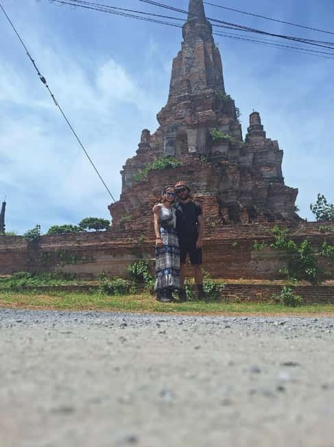 Ayutthaya: Colorful Slow Life Bicycle Tour with local guide. - Hua Ro Market to Wat Mahathat: the tree-root Buddha moment
