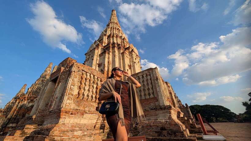 Ayutthaya: Private Boat Tour with Optional Temple Visits - Wat Phutthaisawan and the reclining Buddha moment