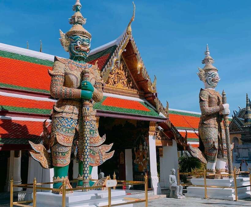 Bangkok: 2 Hours Grand Palace & Wat Pho Private Tour - A 5-minute break at Tha Tian Pier for photos and breath