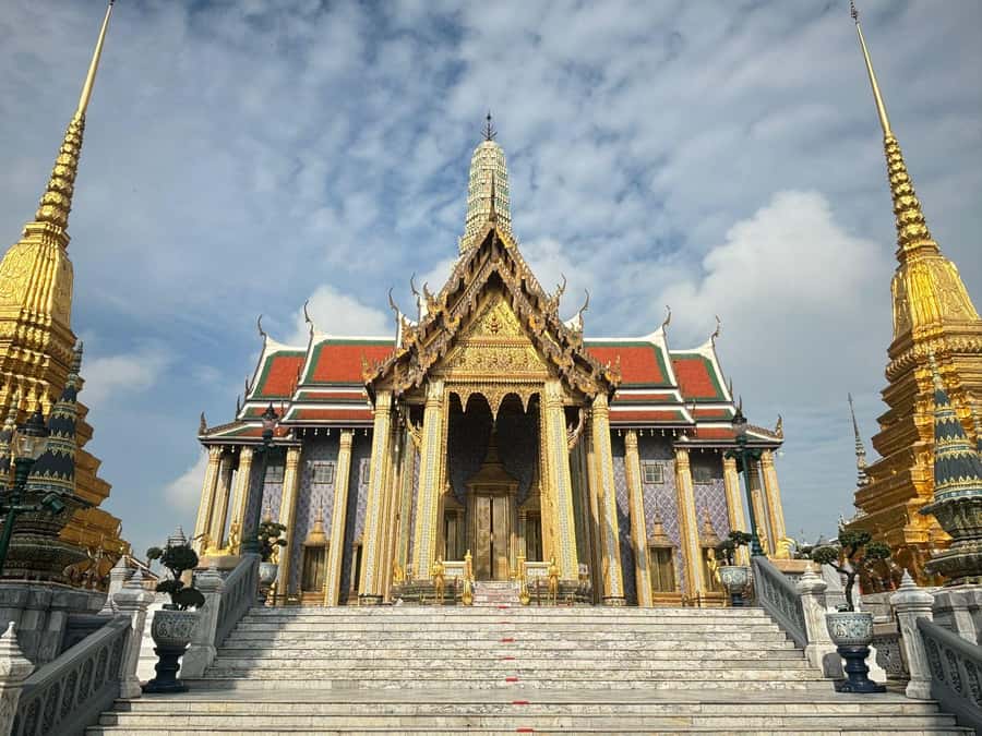 Bangkok 3-Major Royal Temples Walking Tour - Meet at Golden Place Cafe by Tha Chang Pier, then get your bearings fast