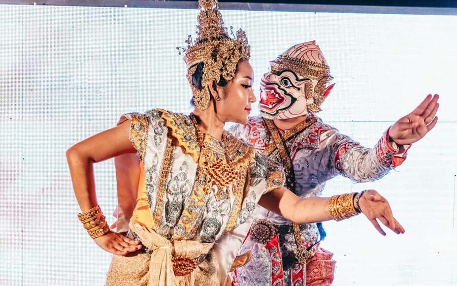 Bangkok: Alangka Chao Phraya River Dinner Cruise - Views and landmark photos: where the best moments happen