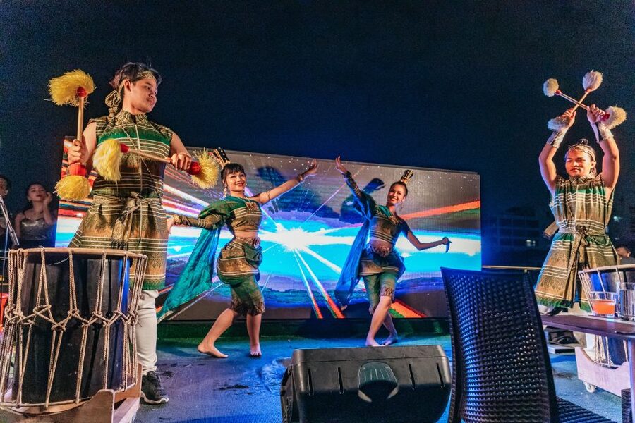 Bangkok: Alangka Luxury Buffet Dinner Cruise With Live Music - Getting There and Boarding Smoothly Without Losing Time