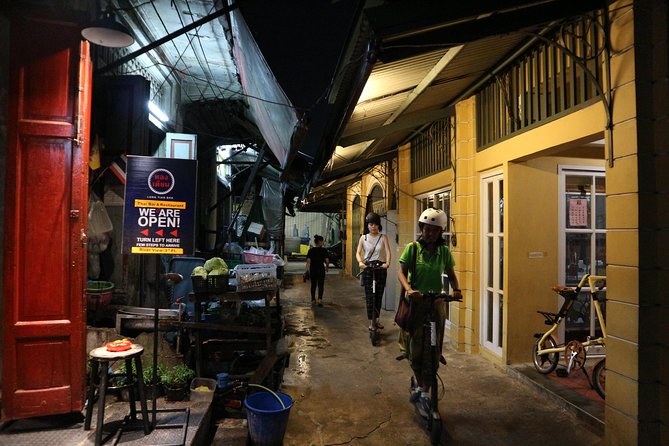 Bangkok at Night by Electric Scooter - Wat Prayurawongsawat Worawihan: the white stupa closer to the finale