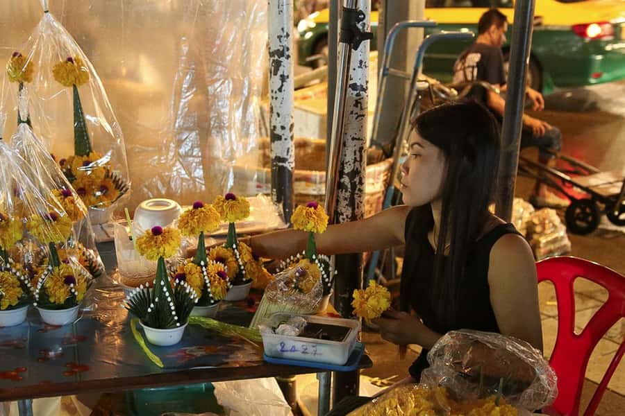 Bangkok at Sunset 5-Hour Bike Tour - Wat Pho in the evening: walk slowly, dress correctly, and be ready for quiet