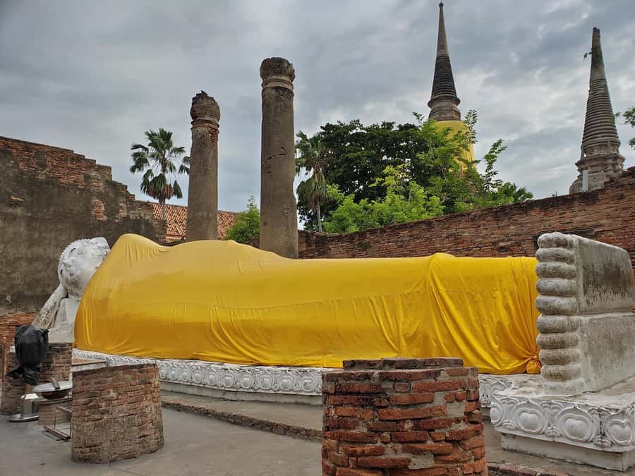 Bangkok: Ayutthaya & Local Market Tour In Spanish or English - Wat Lokayasutharam: Reclining Buddha and Space to Breathe
