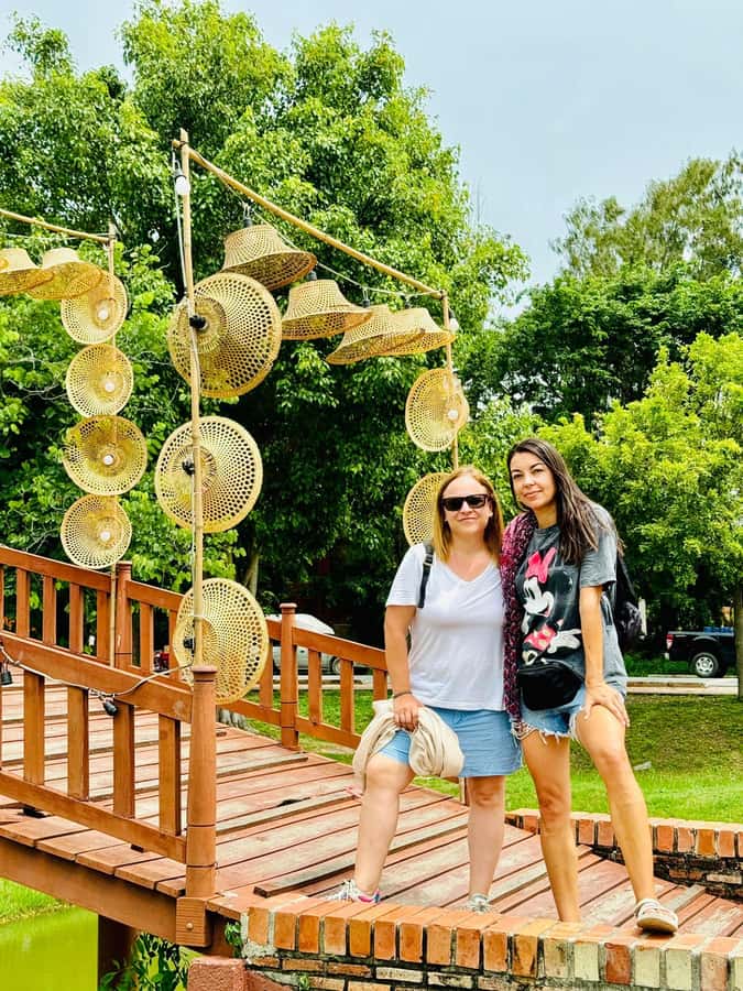 Bangkok: Ayutthaya & Local Market Tour In Spanish or English - Practical Tips: Traffic, Meeting Points, and What to Bring