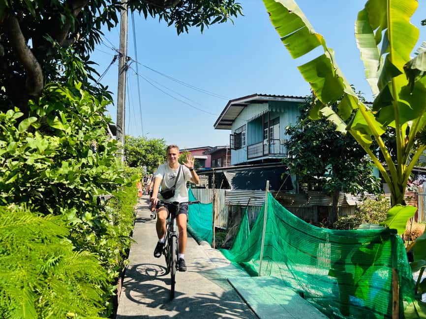 Bangkok: Backstreets and Hidden Gems Bike Tour - Guides in English, and why the stories make temple scenes click