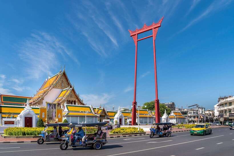 Bangkok: Backstreets and Historic Temples Bike Tour - Wat-area calm meets street energy