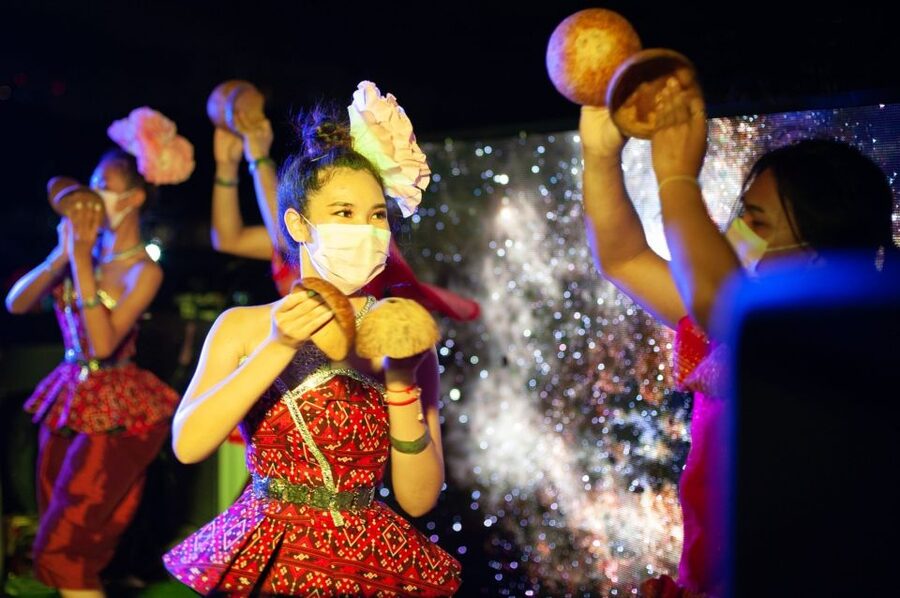 Bangkok: Chao Phraya Alangka Cruise at Icon Siam - Memorial Bridge to Dance Show: Live Band Energy on Board