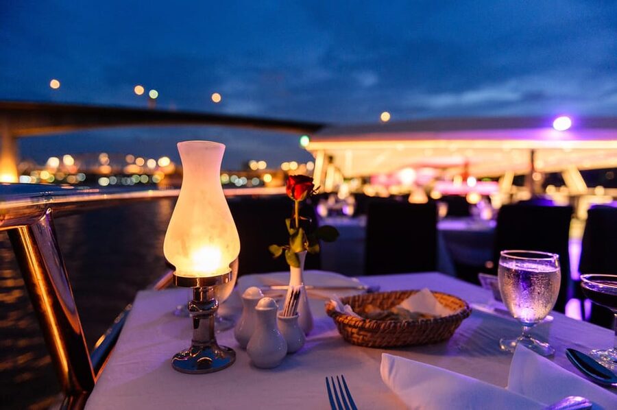 Bangkok: Chao Phraya Princess Dinner Cruise - Live entertainment: music, dance, and the kind of atmosphere you want on vacation