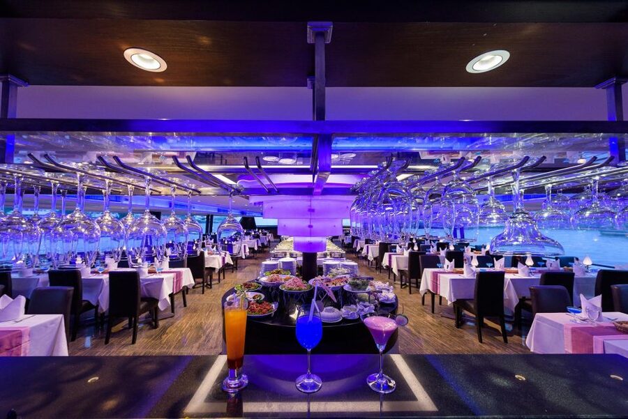 Bangkok: Chao Phraya Princess Dinner Cruise Ticket - Entertainment onboard: Thai dance, live music, and the energy shift