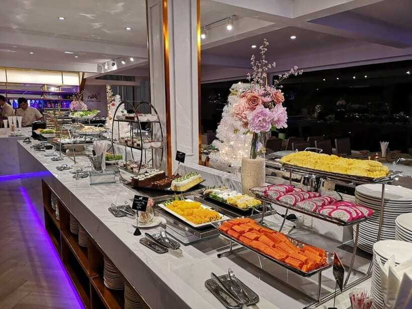 Bangkok: Chao Phraya River Meridian Cruise with Buffet - Grand Palace Bangkok area: the river gives you the best angle