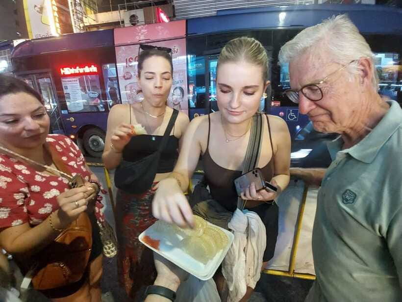 Bangkok: Chinatown Food Tour with Michelin Food Stalls - Dessert and tea at the end: the smart finish when you are already full