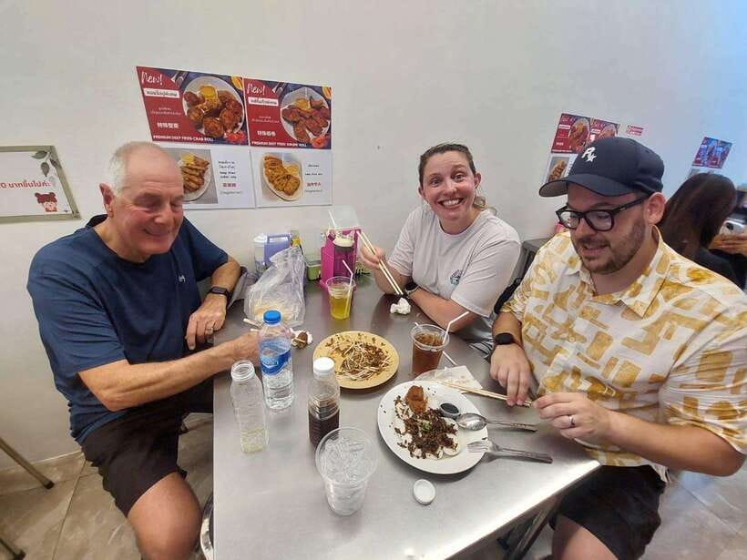 Bangkok: Chinatown Food Tour with Michelin Food Stalls - Guides, humor, and why small groups matter on Yaowarat streets