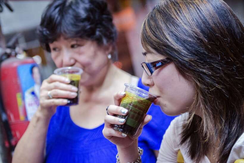 Bangkok: Chinatown Night Food Tour - Walking Yaowarat with stories, pig alleys, and cultural landmarks