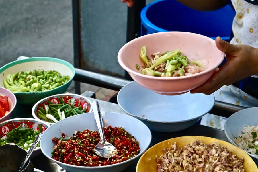 Bangkok: Chinatown Street Food Tour with 8+ Local Dishes - Dim sum stop: a different rhythm inside a restaurant