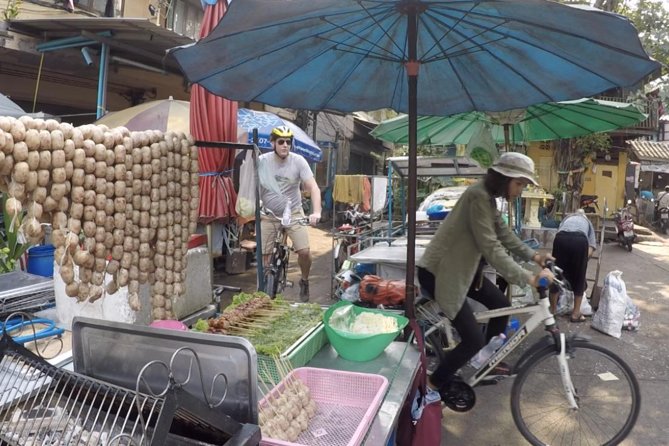 Bangkok City Culture Tour by Bike - Wat Chong Lom: quick temple context without turning it into a lecture