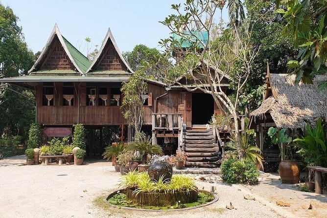 Bangkok Classic 3-Temples With Buffet Lunch Day Tour - Ferry and lunch cruise on the Chao Phraya: a real break from Bangkok pace