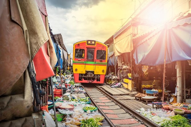 Bangkok: Damnoen Saduak and Maeklong Railway Market Japanese tour - Mae Klong Railway Market, Hoop Rom Market: shopping with character