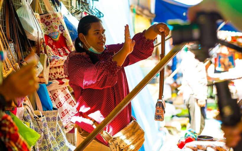 Bangkok: Damnoen Saduak and Train Market with Boat Ride - Food, cash, and what to pack for Thai market chaos