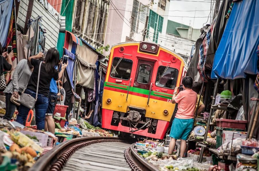 Bangkok: Damnoen Saduak, Train Market & Mahanakhon Day Trip - What to Pack for This Kind of Market Day
