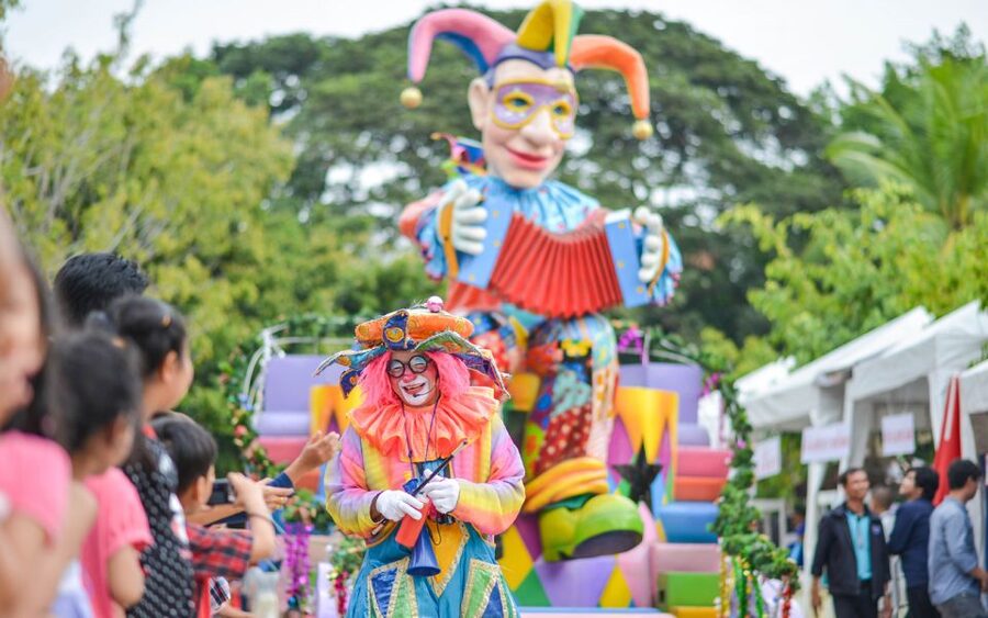 Bangkok: Dream World Entrance Ticket - Dream Garden: cable car or train views plus the Seven Wonders