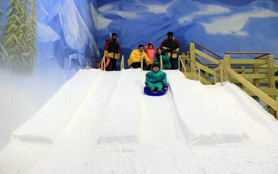 Bangkok: Dream World Entrance Ticket - Snow Town at -8°C: the cold that makes the day memorable