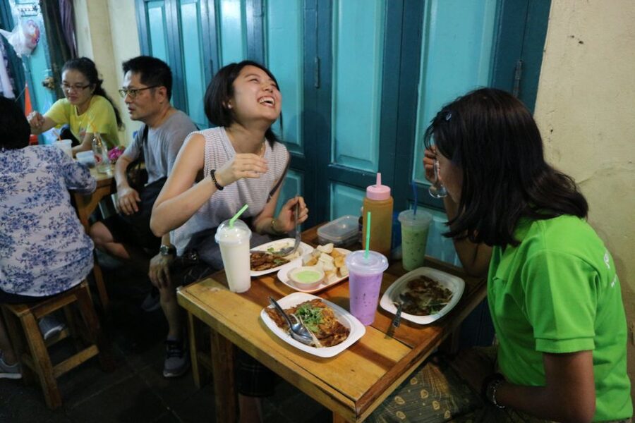 Bangkok: E-Scooter Night Tour with Local Street Food - Street food dinner from JP Market to Chinatown