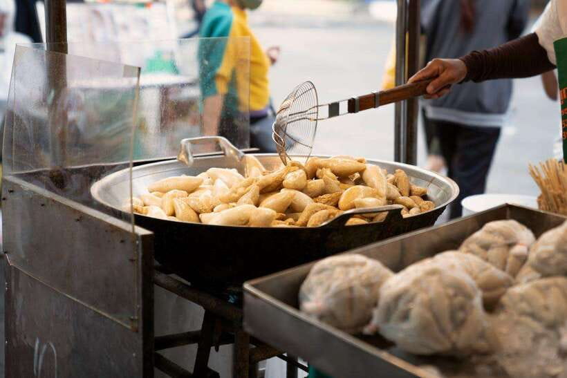 Bangkok Electric Tuk Tuk: Street Food & Markets - Thonburi Train Station and Bangkok’s Railway Heritage