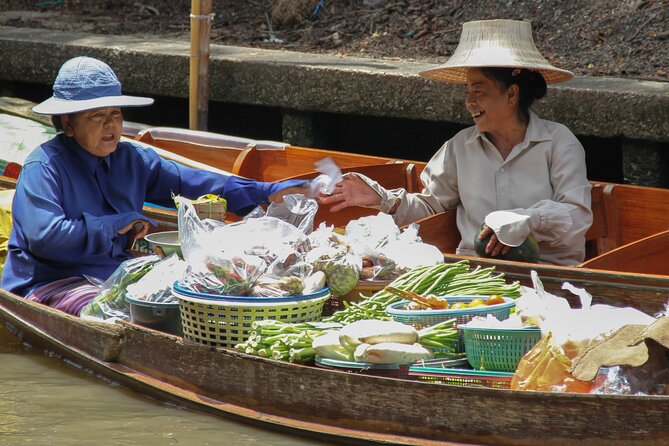 Bangkok: Floating Market and Train Tour with Guide in Spanish and English - The short transfer to the canals