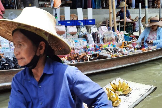 Bangkok: Floating Market and Train Tour with Guide in Spanish and English - Damnoen Saduak Floating Market: boat to boat trade
