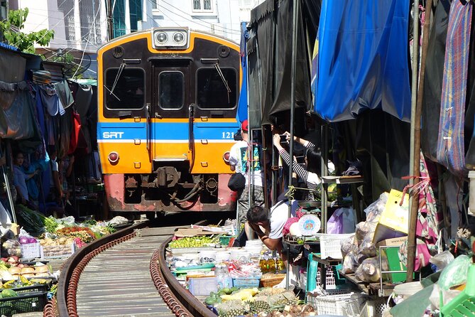 Bangkok: Floating Market and Train Tour with Guide in Spanish and English - Guides, languages, and why the best ones change the whole day