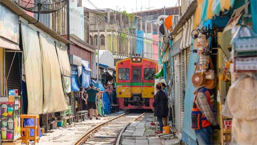 Bangkok: Floating Market, Phra Pathom Pagoda & Cafes Tour - Price and Value for a 10-Hour Loop That Actually Packs a Lot In