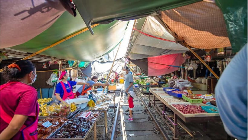 Bangkok: Floating Market, Phra Pathom Pagoda & Cafes Tour - Should You Book This Bangkok Floating Market, Phra Pathom, and Cafe Tour?