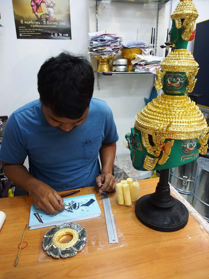 Bangkok: Full-Day Hop-On Hop-Off Walking Tour Mini Group - Chinatown Walking Stretch: Food Finds and Guan Yin Shrine Prayers