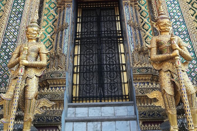 Bangkok Grand Palace and Emerald Buddha Tour - Scams outside the palace: stay focused and keep control of your feet
