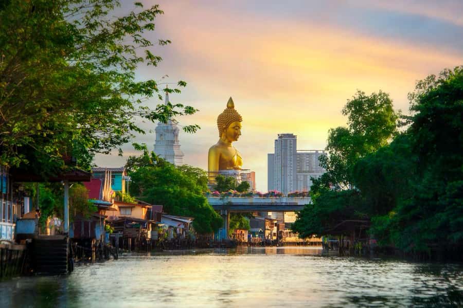 Bangkok: Grand Palace, Wat Arun & Giant Buddha Iconic Tour - Wat Arun: Temple of Dawn, sharp views, and good early timing