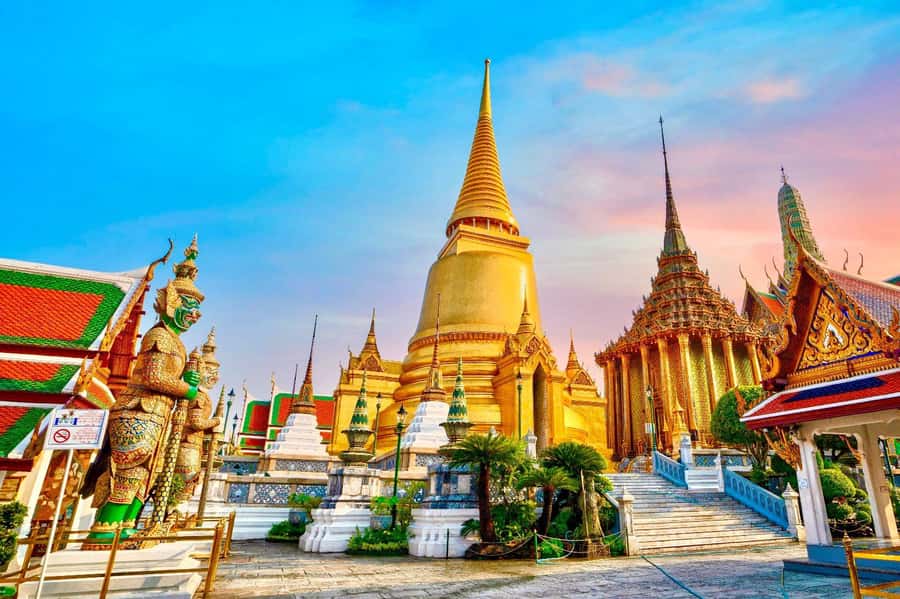 Bangkok: Grand Palace, Wat Pho and Chinatown Walking Tour - Grand Palace and Wat Phra Kaew, where rules are part of the experience