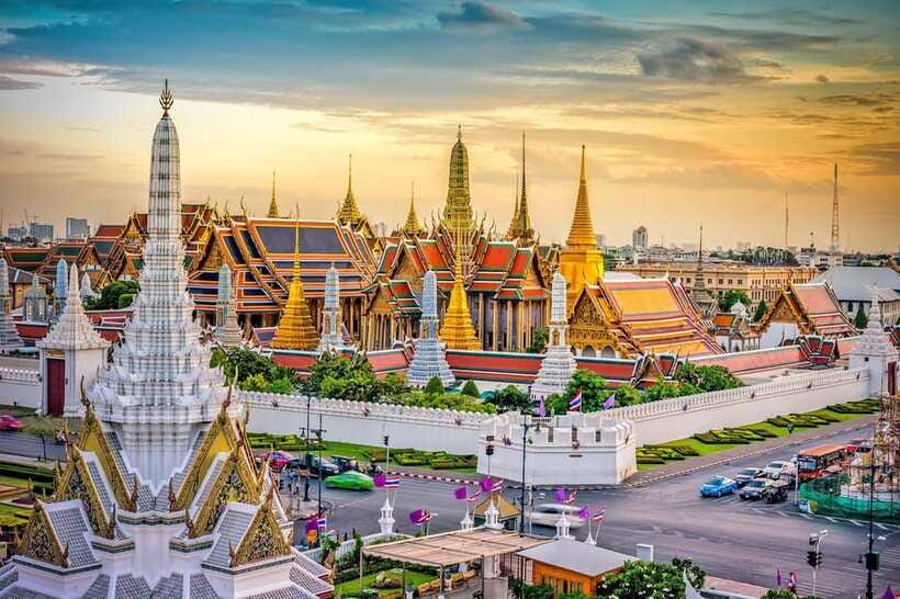 Bangkok: Grand Palace, Wat Pho, and Wat Arun Guided Tour - Wat Pho: the Reclining Buddha you will actually measure with your eyes