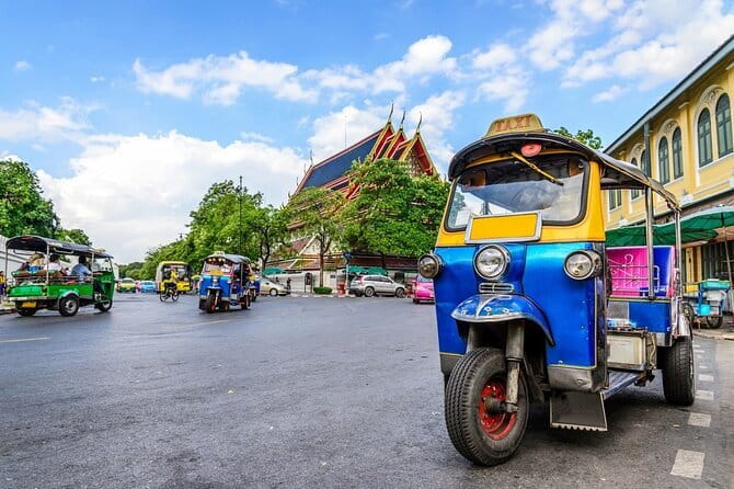 Bangkok: Grand Palace & Wat Pho Half-Day Japanese Tour - Entering the Grand Palace and Wat Phra Kaew, and the photo rules