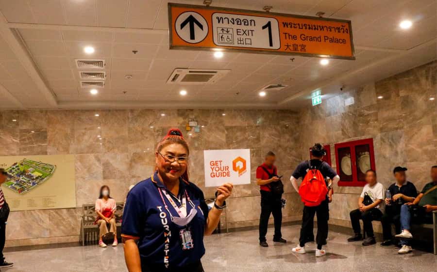 Bangkok: Grand Palace, Wat Pho, & Wat Arun Walking Tour - Wat Arun, Temple of Dawn: porcelain spires and best-viewing logic