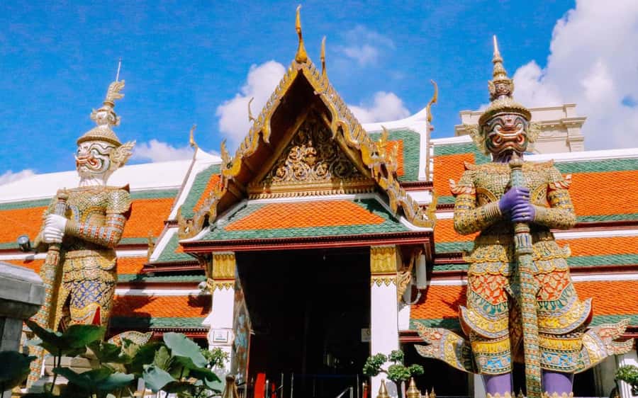 Bangkok: Grand Palace, Wat Pho, & Wat Arun Walking Tour - Wat Pho and the reclining Buddha: where temple art becomes easier to read