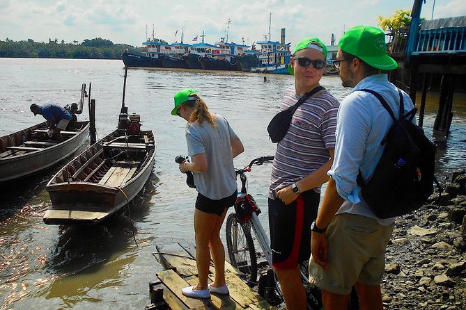 Bangkok Green Oasis 4-Hour Bike Tour with Boat Ride - Sri Nakhon Khuean Khan Park: Shaded Break and Fish-Pond Fun