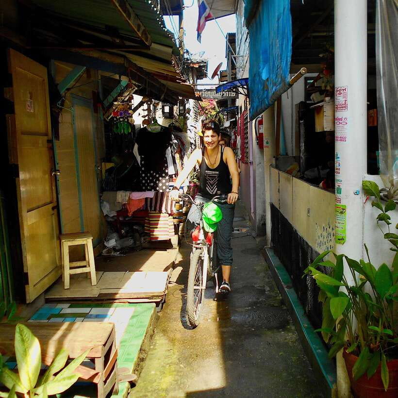 Bangkok green oasis guided bike tour with boat ride - The park stop: shade, birds, and the fish-feeding moment