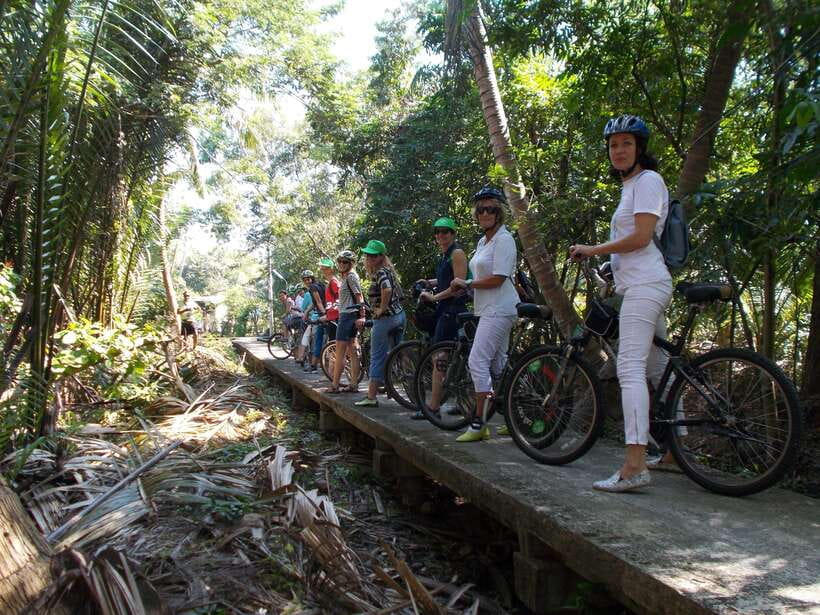 Bangkok green oasis guided bike tour with boat ride - The guide: where the experience swings from okay to great