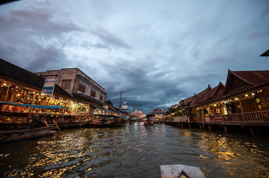 Bangkok: Maeklong Railway Market and Amphawa Floating Market - Amphawa Floating Market, boats first and then snacks